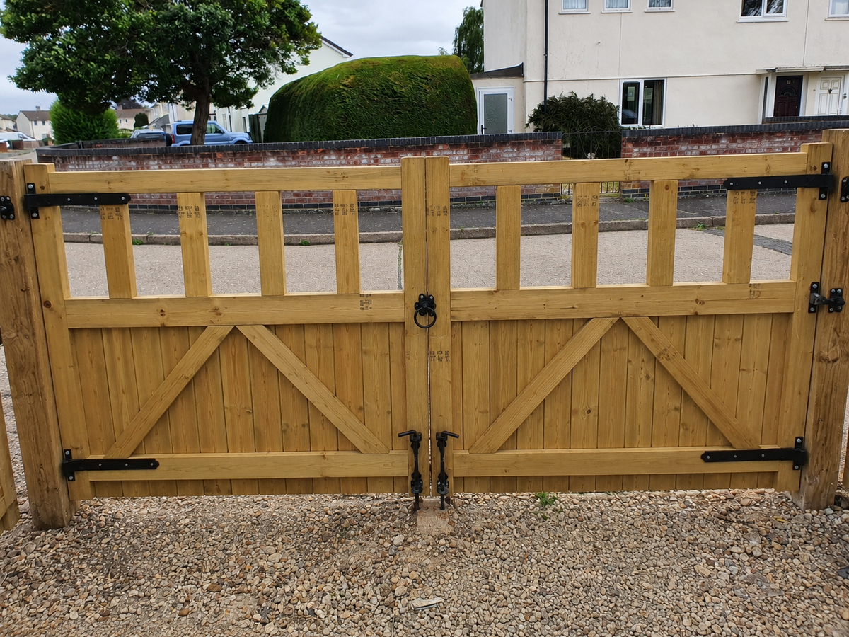 Cottage TVG Wooden Double Driveway Gates – view 2