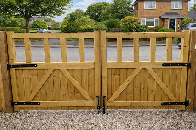 Wooden garden driveway gates, garden gates wooden 4ft 120cm High, Double Driveway Wooden Garden Gates, Wooden Cottage Driveway Gate,